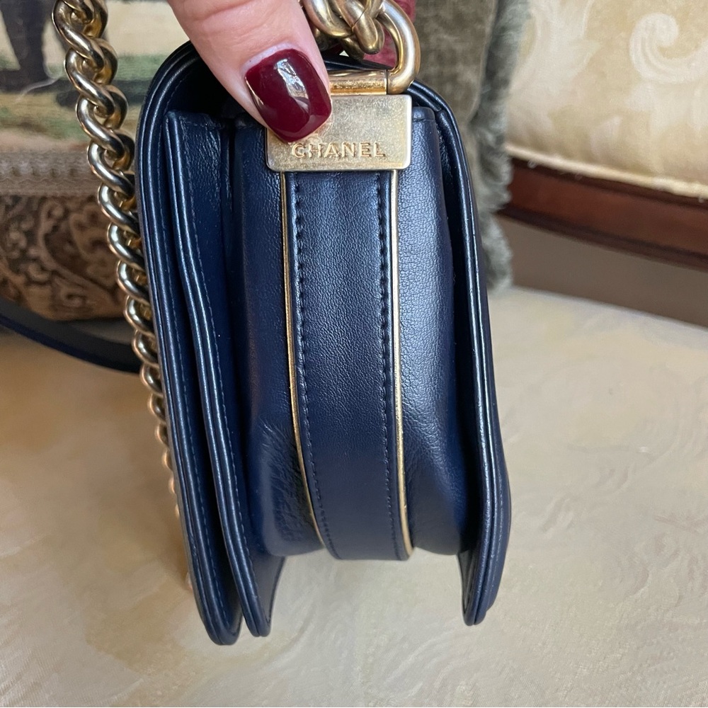 CHANEL Navy Woven Crossbody Bag with Gold Chain - Picture 6 of 15